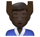 Мужчине массируют лицо: очень темный тон кожи для Huawei HarmonyOS 4.0