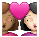 Поцелуй: женщина женщина средний тон кожи очень светлый тон кожи для Huawei HarmonyOS 4.0