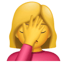 Žena s dlaní na tváři