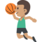 Persona Botando Un Balón: Tono de Piel Medio