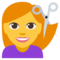 امرأة تقص شعرها
