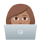 IT-Expertin: Mittlere Hautfarbe