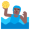 Мужчина играет в водное поло: темный тон кожи
