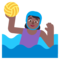 Женщина играет в водное поло: темный тон кожи