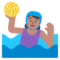 Женщина играет в водное поло: средний тон кожи