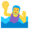 Женщина играет в водное поло