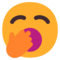 Зевает