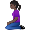 אישה כורעת ברך: גוון עור כהה