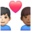 Couple avec cœur: Homme, Homme, Peau Claire, Peau Moyennement Foncée Couple avec cœur: Homme, Homme, Peau Claire, Peau Moyennement Foncée