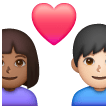 Couple avec cœur - Homme: Peau Moyennement Foncée, Femme: Peau Claire Couple avec cœur - Homme: Peau Moyennement Foncée, Femme: Peau Claire