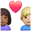 Couple avec cœur - Homme: Peau Moyennement Foncée, Femme: Peau Moyennement Claire Couple avec cœur - Homme: Peau Moyennement Foncée, Femme: Peau Moyennement Claire