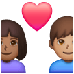 Couple avec cœur - Homme: Peau Moyennement Foncée, Femme: Peau Moyenne Couple avec cœur - Homme: Peau Moyennement Foncée, Femme: Peau Moyenne