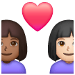 Couple avec cœur: Femme, Femme, Peau Moyennement Foncée, Peau Claire Couple avec cœur: Femme, Femme, Peau Moyennement Foncée, Peau Claire