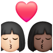 Baiser: Femme, Femme, Peau Claire, Peau Foncée Baiser: Femme, Femme, Peau Claire, Peau Foncée