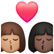 Baiser: Femme, Femme, Peau Moyenne, Peau Foncée Baiser: Femme, Femme, Peau Moyenne, Peau Foncée