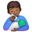 Homme Nourrissant Un Bébé: Peau Moyennement Foncée Homme Nourrissant Un Bébé: Peau Moyennement Foncée