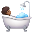 Personne Prenant Un Bain: Peau Moyennement Foncée Personne Prenant Un Bain: Peau Moyennement Foncée