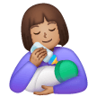 Femme Nourrissant Un Bébé: Peau Moyenne Femme Nourrissant Un Bébé: Peau Moyenne