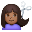Femme Qui Se Fait Couper Les Cheveux: Peau Moyennement Foncée Femme Qui Se Fait Couper Les Cheveux: Peau Moyennement Foncée