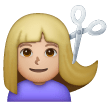 Femme Qui Se Fait Couper Les Cheveux: Peau Moyennement Claire Femme Qui Se Fait Couper Les Cheveux: Peau Moyennement Claire
