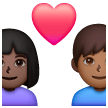Couple Com Coração - Homem: Tom de Pele Escura, Mulher: Tom de Pele Médio-escuro para Samsung One UI 7.0 April 2025