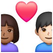 Casal Apaixonado - Homem: Tom de Pele Médio-Escuro, Mulher: Tom de Pele Claro