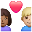 Casal Apaixonado - Homem: Tom de Pele Médio-Escuro, Mulher: Tom de Pele Médio-Claro