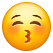 Rosto Beijando Com Olhos Fechados