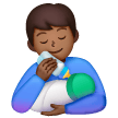 Homem Alimentando Bebê: Tom de Pele Médio-Escuro