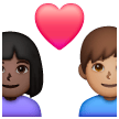 Couple avec coeur - Homme : peau foncée, femme : peau moyenne pour Samsung One UI 8.5