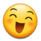 وجه مبتسم بعينين باسمتين