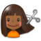 Pessoa Cortando O Cabelo: Tom de Pele Médio-Escuro Pessoa Cortando O Cabelo: Tom de Pele Médio-Escuro