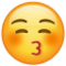 Цілує із закритими очима