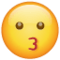 Цілує