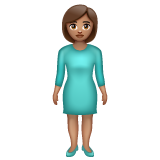 खड़ी औरत: मध्यम रंग की त्वचा