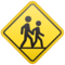 Dzieci przechodzące przez jezdnię