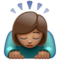 Femme Qui S’Incline: Peau Moyenne