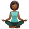 Femme Dans La Posture Du Lotus: Peau Moyennement Foncée