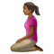 Femme À Genoux: Peau Moyennement Foncée