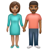 हाथ में हाथ लिए महिला–पुरुष: मध्यम रंग की त्वचा, मध्यम-गहरे रंग की त्वचा