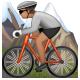 पहाड़ पर साइकिल चलाता व्यक्ति: मध्यम रंग की त्वचा