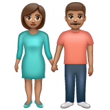 हाथ में हाथ लिए महिला–पुरुष: मध्यम रंग की त्वचा