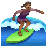 Surfeuse: Peau Moyennement Foncée