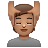 Людині масажують обличчя: середній тон шкіри для WhatsApp 2.26.8.72